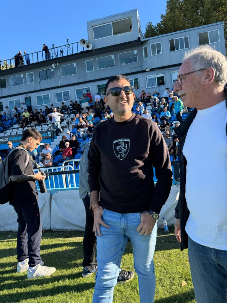Ariel Vallejo charlando al costado del campo de juego antes de un partido