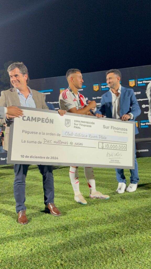 Entrega del cheque de diez millones de pesos al campeón de la Copa Proyección Sur Finanzas