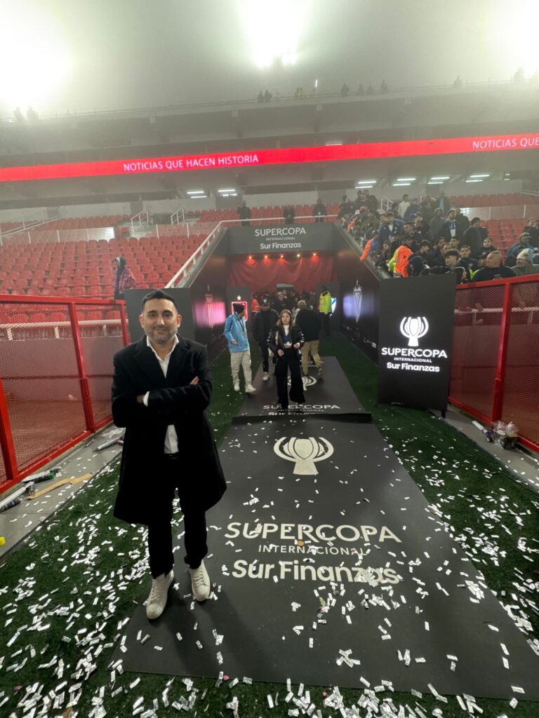 Ariel Vallejo sobre la alfombra de la Supercopa Internacional Sur Finanzas, con papel picado en la cancha