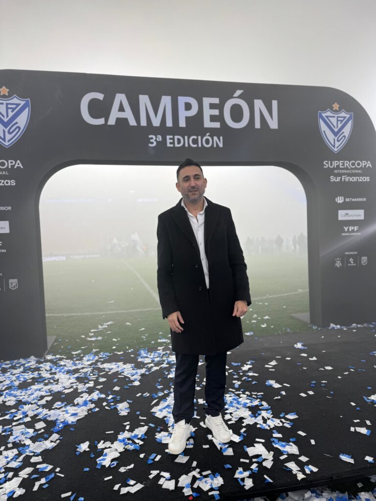 Ariel Vallejo bajo el arco de campeón de la tercera edición de la Supercopa Internacional Sur Finanzas