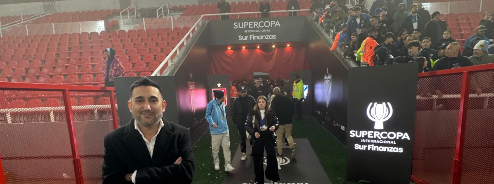 Túnel de salida al campo con la alfombra de la Supercopa Internacional Sur Finanzas